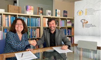 Anna Accarino, presidenta de la ASENEM, y Javier Martín de Carpi, presidente de la SEGHNP.